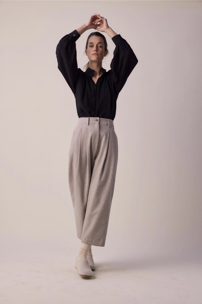 amente - 100% Wool Fog Grey Tapered Ankle Pants - Medium/Large