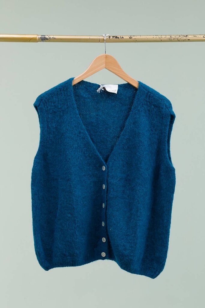 la maison des fibres naturelles - Bleu Canard Woolen Knit Vest - One Size