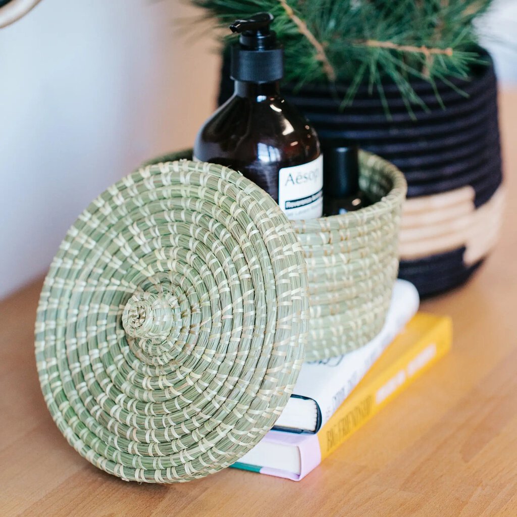Amsha - Kivu Sweetgrass Lidded Basket