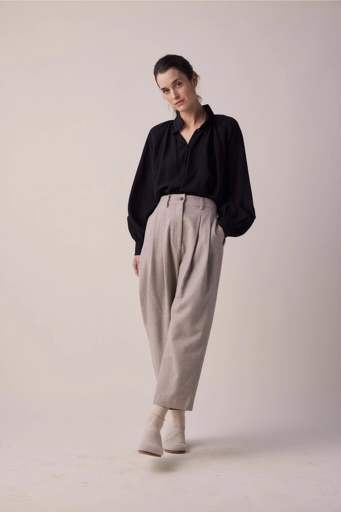amente - 100% Wool Fog Grey Tapered Ankle Pants - Medium/Large