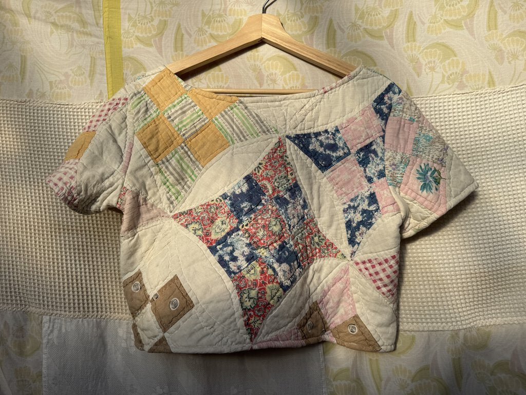 Old Aurora - Snow Antique Quilt Remnant Cropped Tee - Small